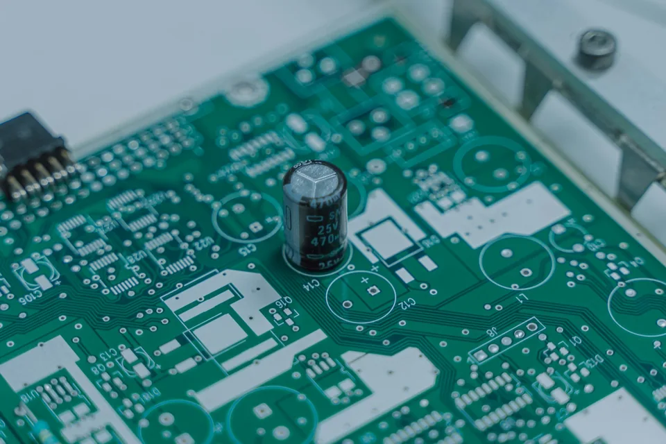 Detail van een printplaat met elektronische componenten
